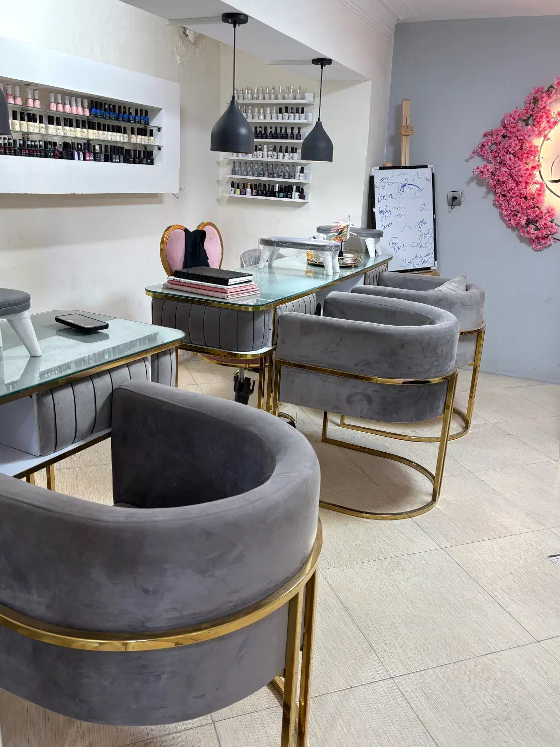 فروش چند میز صندلی ناخن|آرایشگاه و سالنهای زیبایی|سیرجان, |دیوار