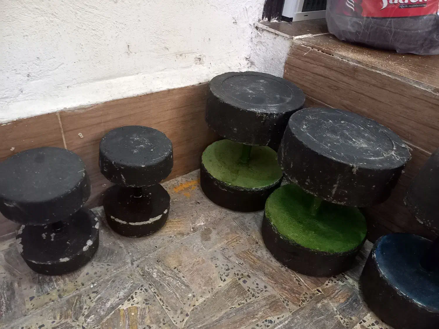 دمبل بتنی 20/ 15 / 7.5 / 5 کیلویی|تجهیزات ورزشی|رشت, آب آسیاب|دیوار