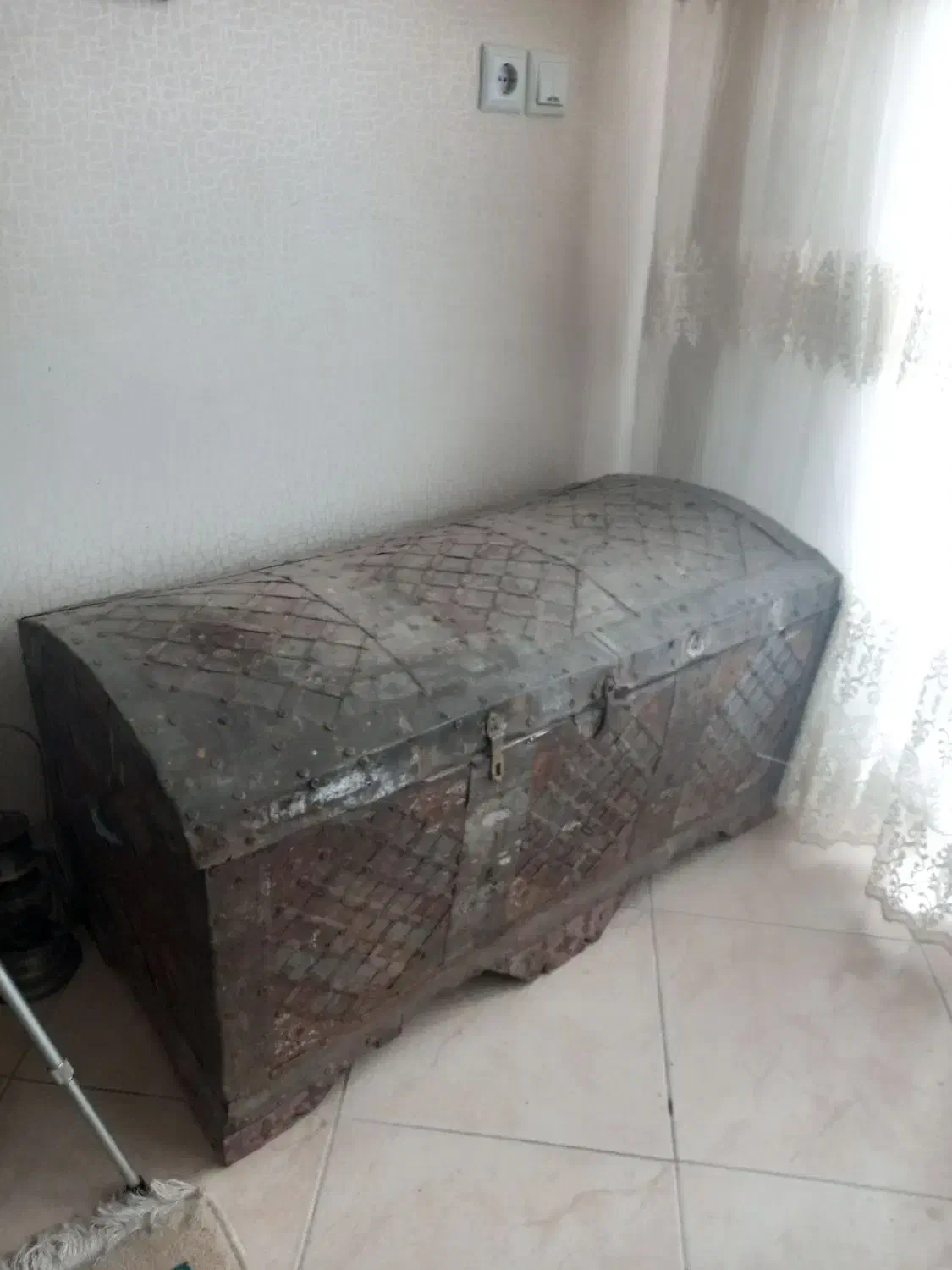 صندوقچه|کلکسیون اشیاء عتیقه|اصفهان, برازنده|دیوار