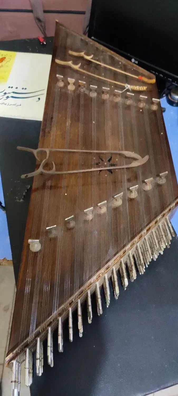 سنتور  . چوب گردو.  سال ساخت 1381|سازهای سنتی|اندیشه, اندیشه فاز ۲|دیوار