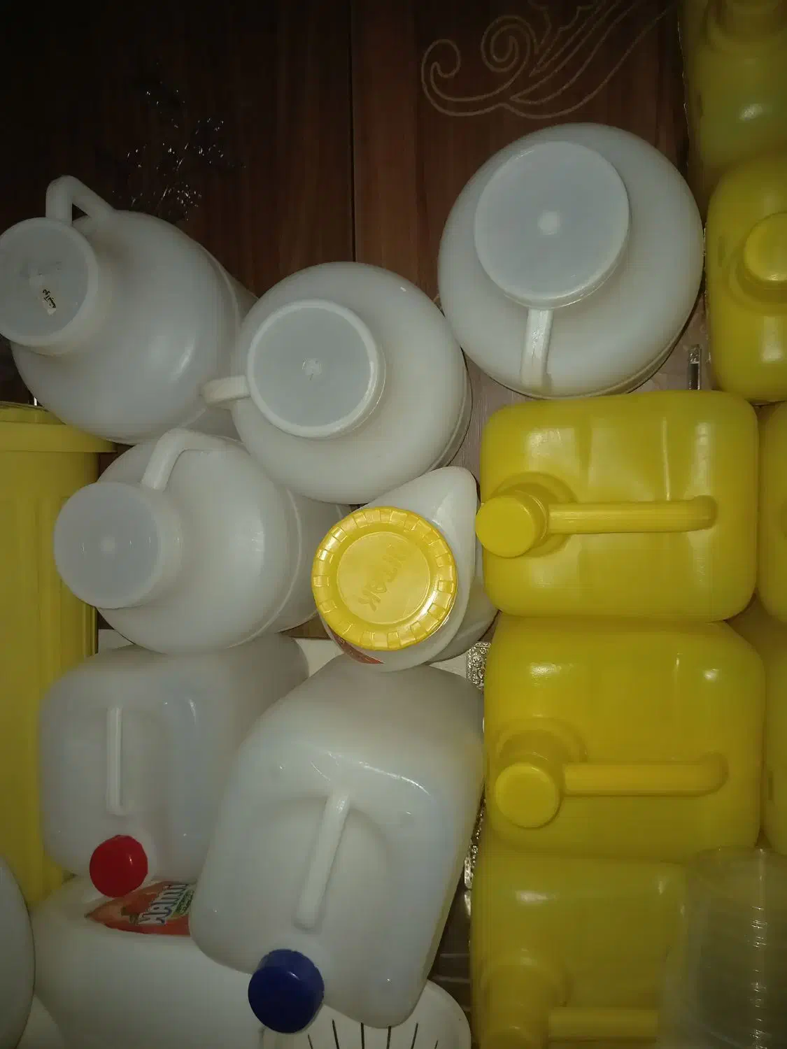 دبه و قمقمه|ظروف نگهدارنده، پلاستیکی، یک‌بارمصرف|اصفهان, حصه شمالی|دیوار