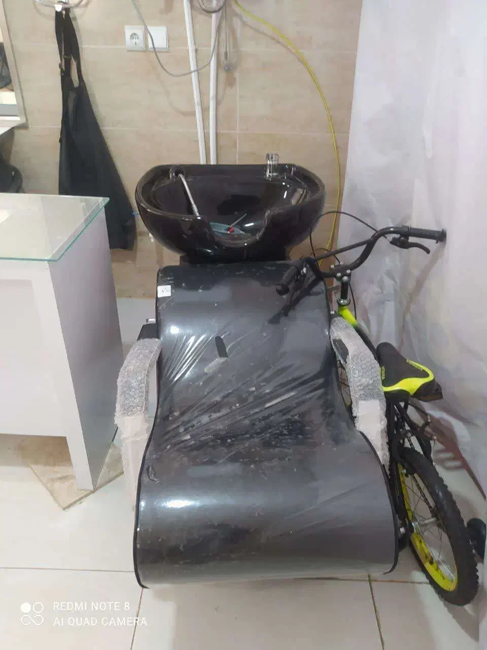 تمام لوازم سالن زیبایی به فروش می‌رسد|آرایشگاه و سالن‌های زیبایی|بروجن, |دیوار