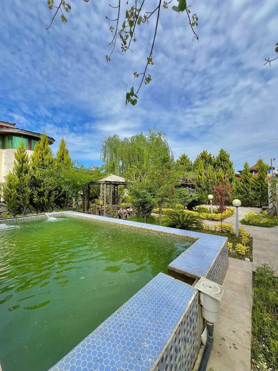 ویلاباغ ۴۰۰ متری نیم پیلوت/ استخردار/ مبله|فروش خانه و ویلا|رویان, |دیوار