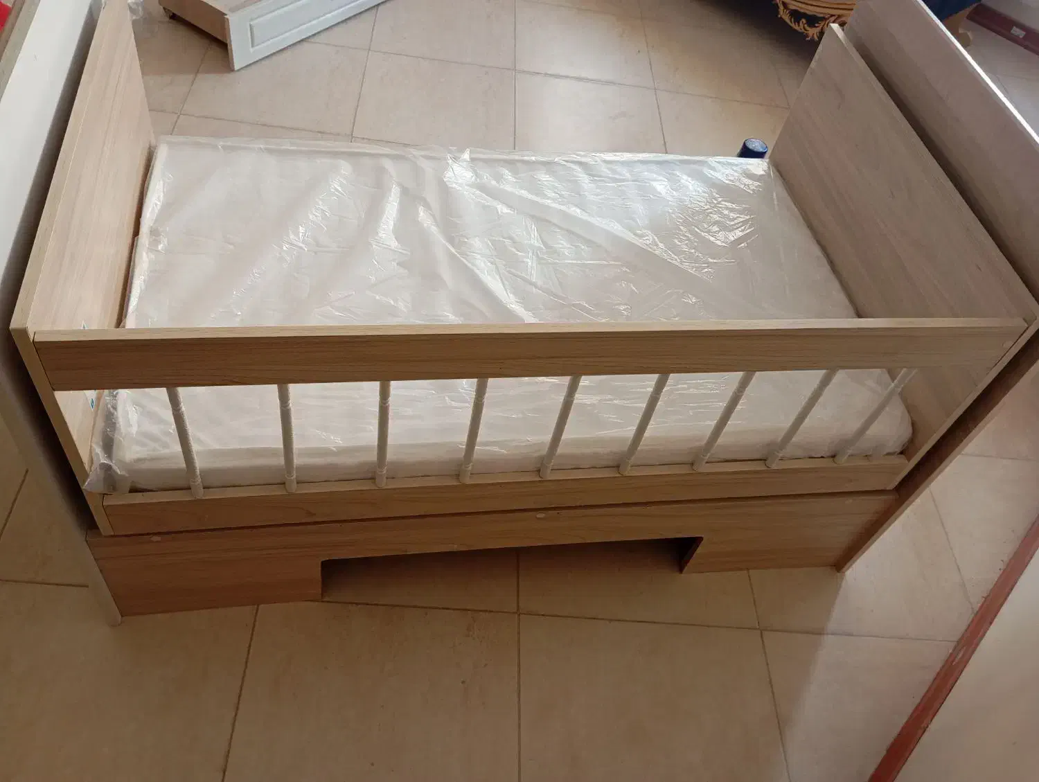 تخت وتشک|تخت و صندلی بچه|گلبهار, شهر جدید گلبهار|دیوار