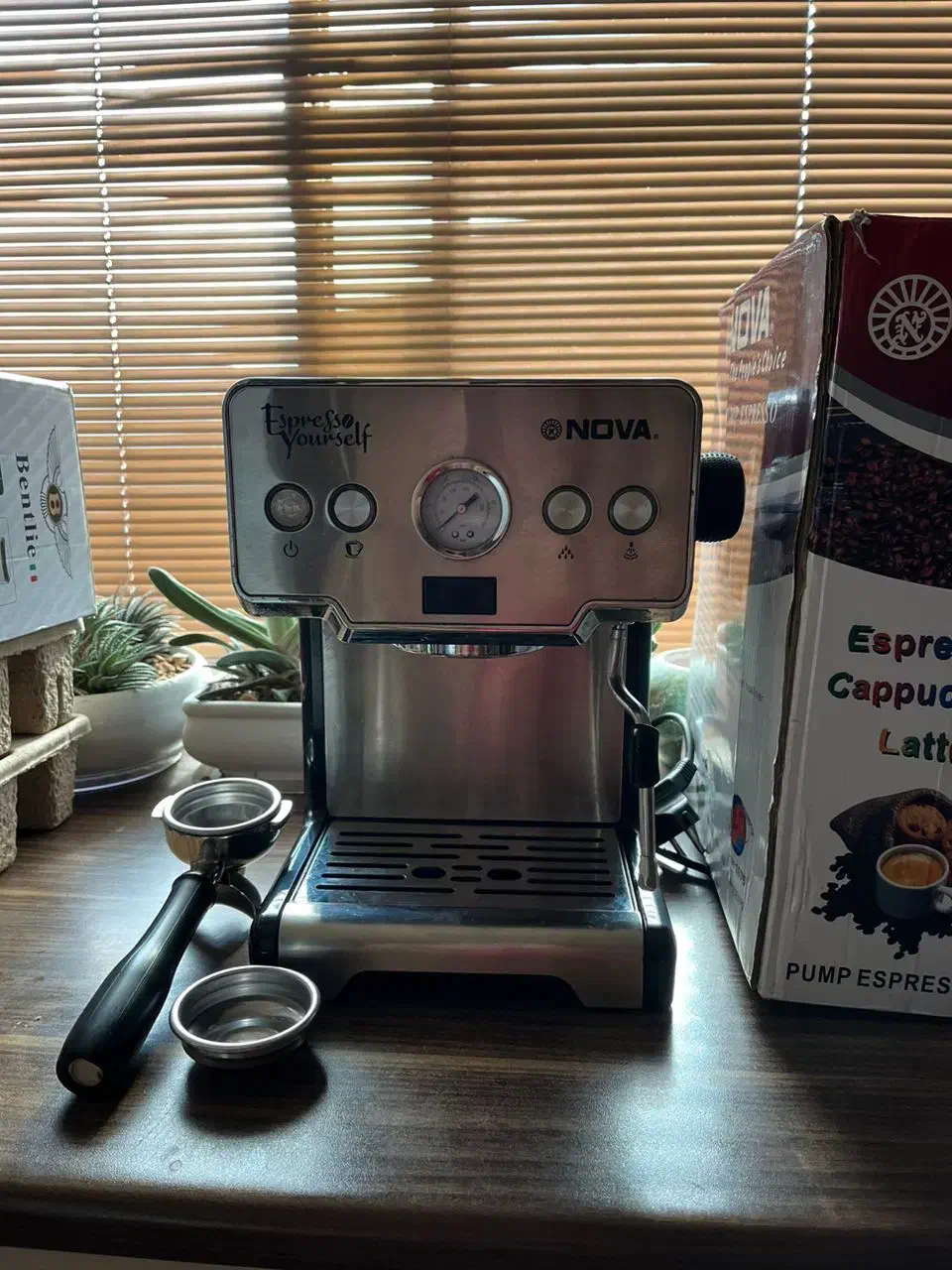 قهوه ساز نوا به همراه اسیاب ومیز صندلی درحدنو9نو9|سماور، چای‌ساز، قهوه‌ساز|رشت, باهنر|دیوار