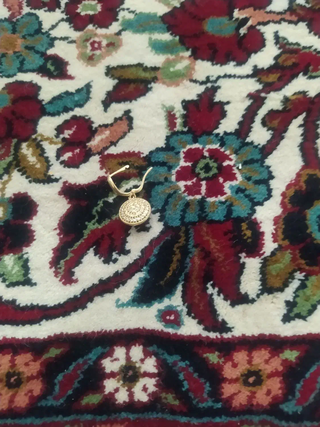 یک لنگه گوشواره گمشده|جواهرات|زنجان, |دیوار