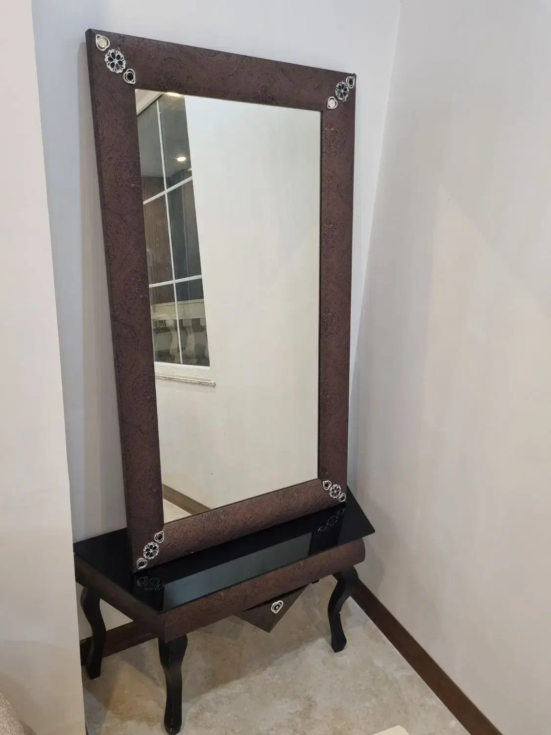 اینه|آینه|رشت, فلسطین|دیوار