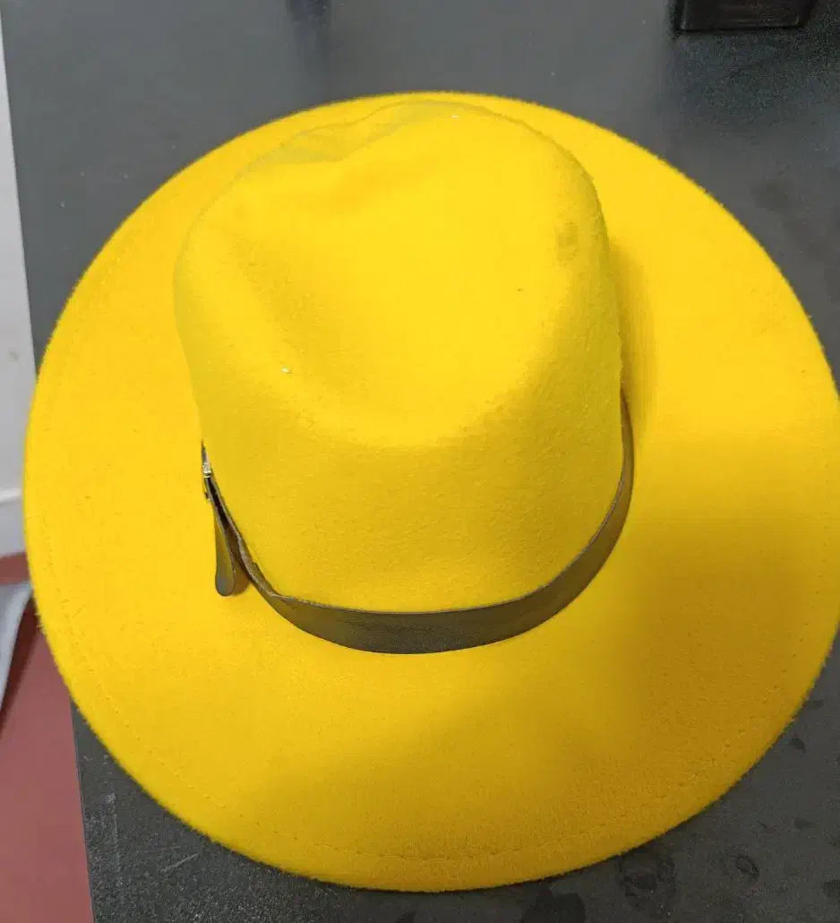 کلاه لبه دار زرد|لباس|قرچک, مجتمع مسکونی طبیعت|دیوار