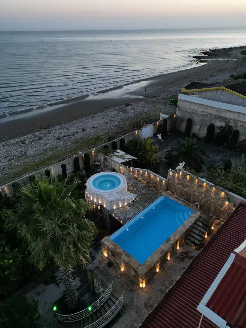 اجاره ویلا استخردار ساحلی اول دریا لب اب اب آب|اجارهٔ کوتاه‌مدت ویلا و باغ|رامسر, |دیوار