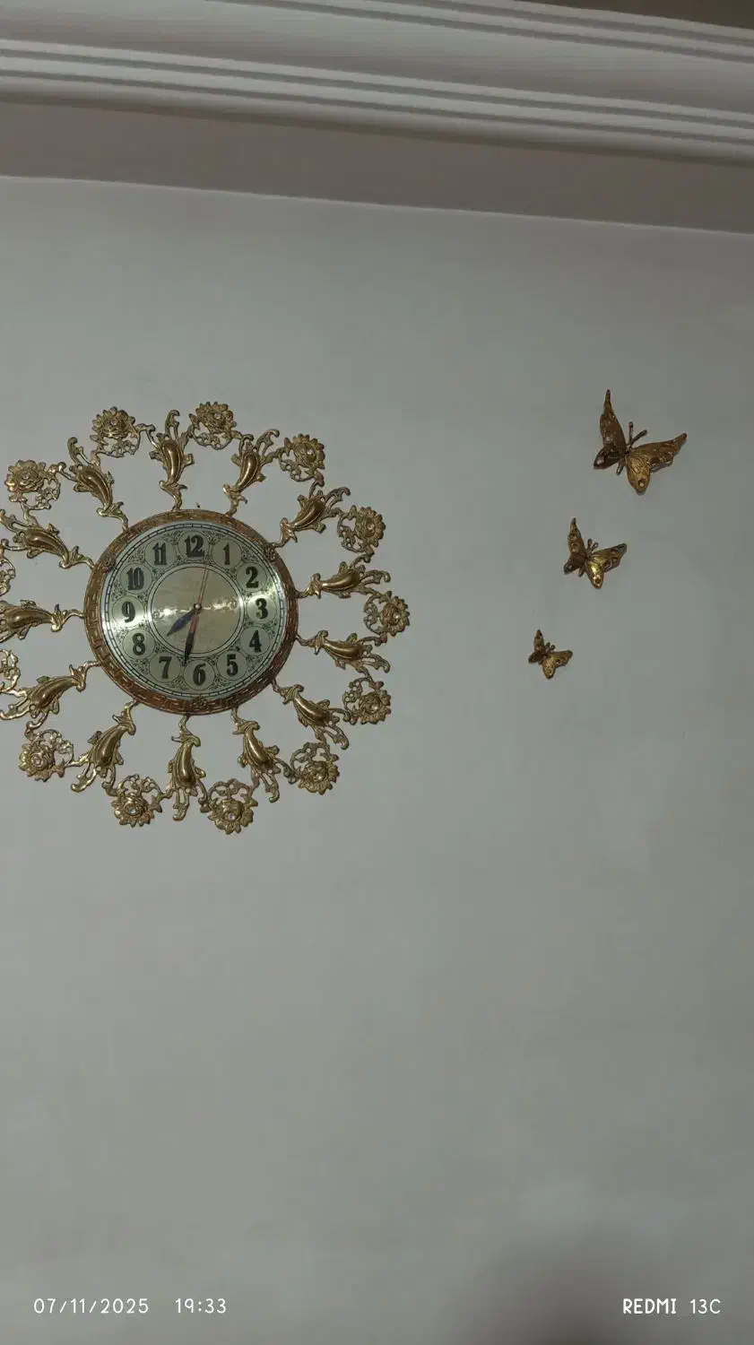 یک عدد ساعت برنزی با سه عدد پروانه ی برنزی|ساعت دیواری و تزئینی|باسمنج, |دیوار