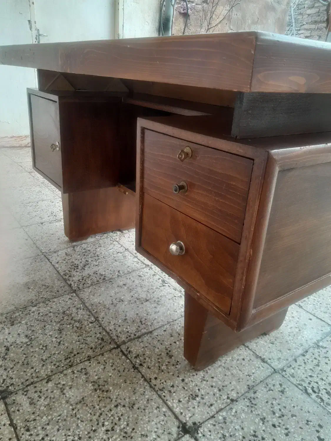 میز اداری|دفتر کار|نیشابور, گنبد سبز|دیوار