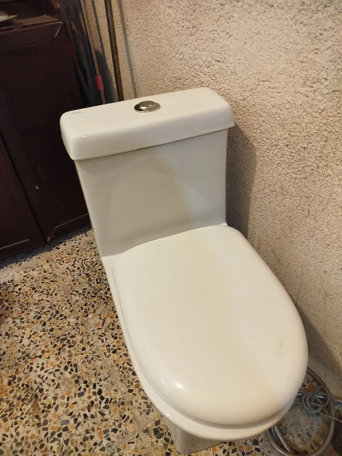 توالت فرنگی سالم و تمیز|لوازم سرویس بهداشتی|بروجرد, |دیوار