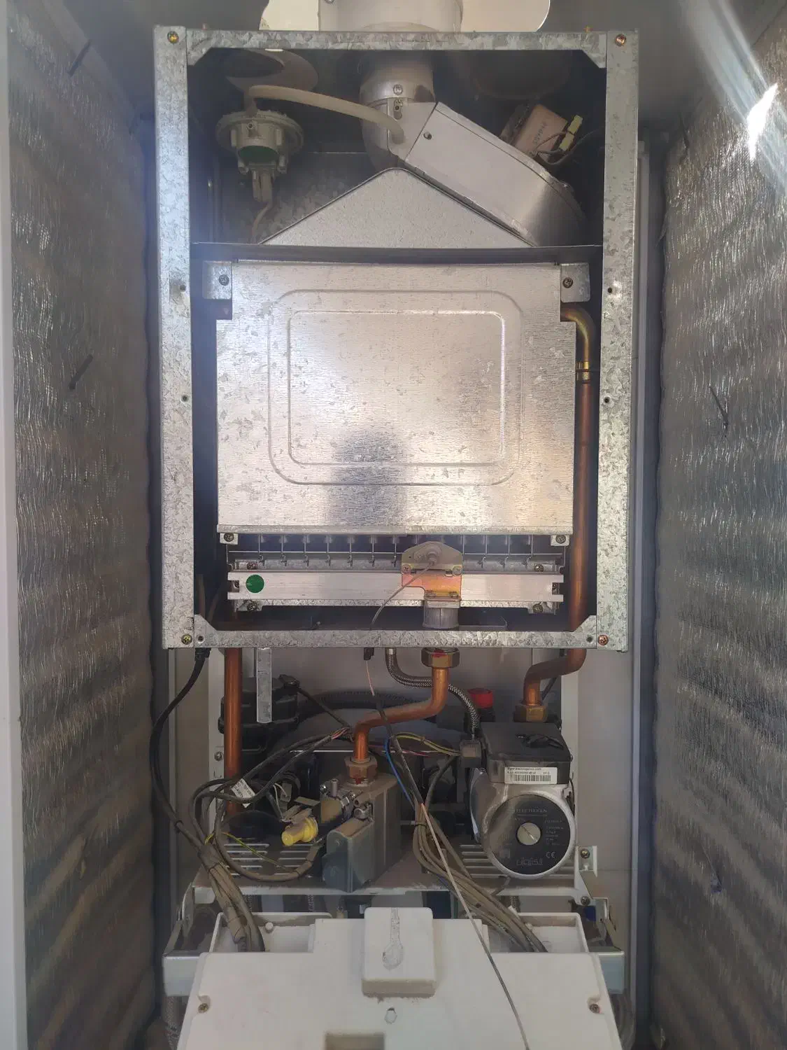 خدمات فنی پکیج آبگرمکن در منزل تضمینی|خدمات پیشه و مهارت|فولادشهر, A6|دیوار