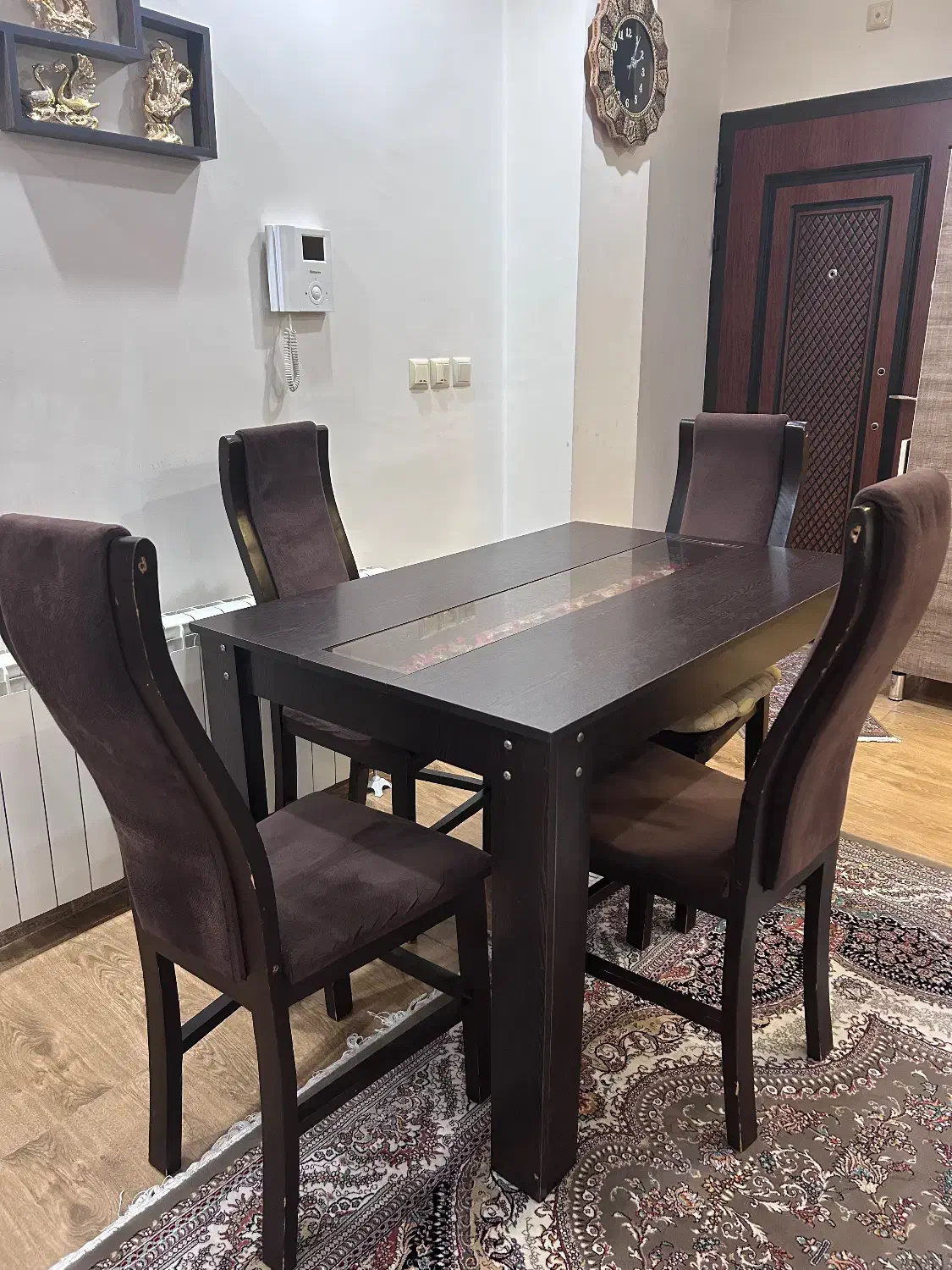 مبل راحتی ۷ نفره به همراه میز ناهارخوری|مبلمان خانگی و میز عسلی|رشت, نخودچر|دیوار