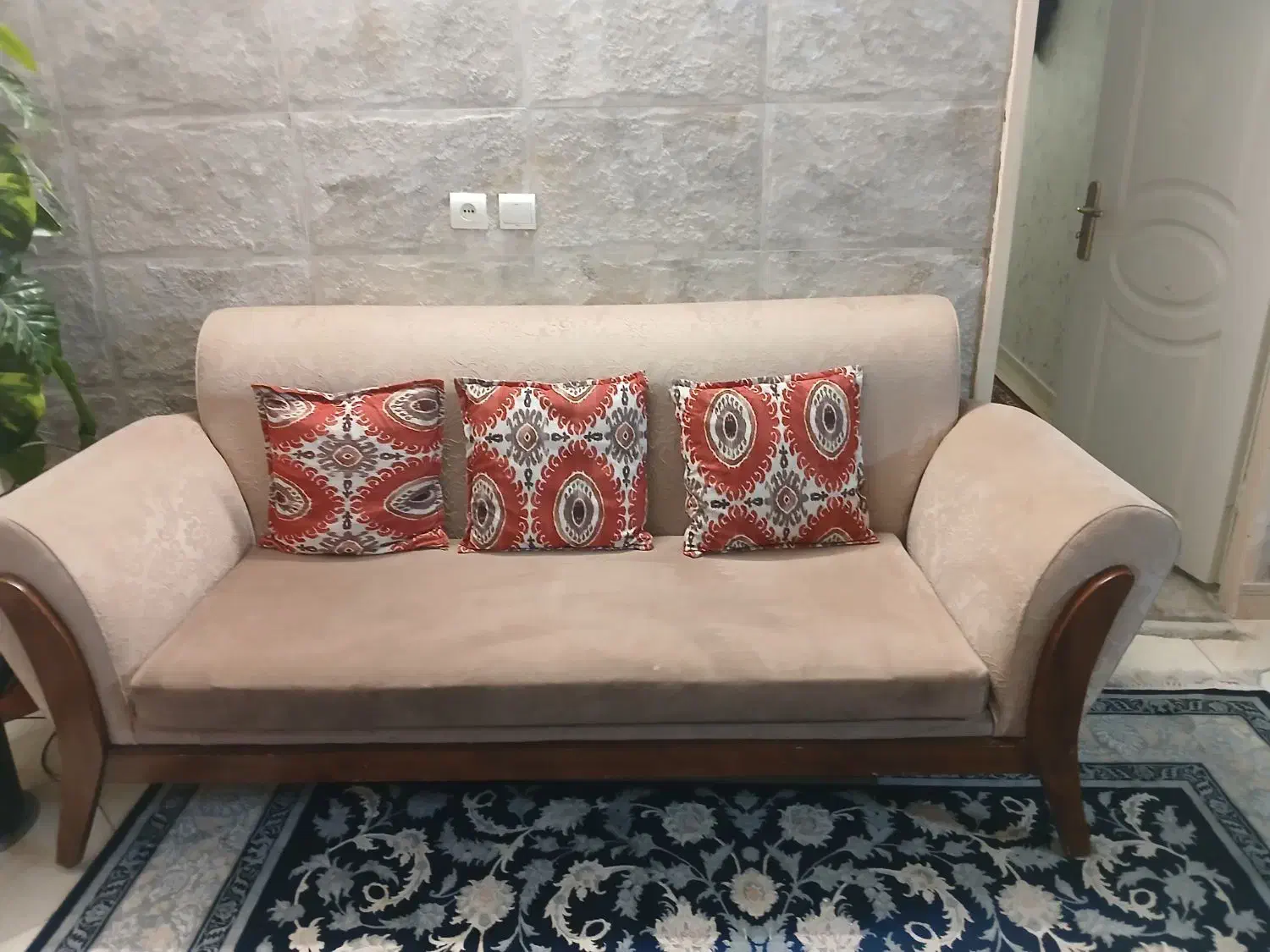 مبل سه نفره چوب گردو پارچه ترک|مبلمان خانگی و میز عسلی|تهران, تهرانپارس شرقی|دیوار