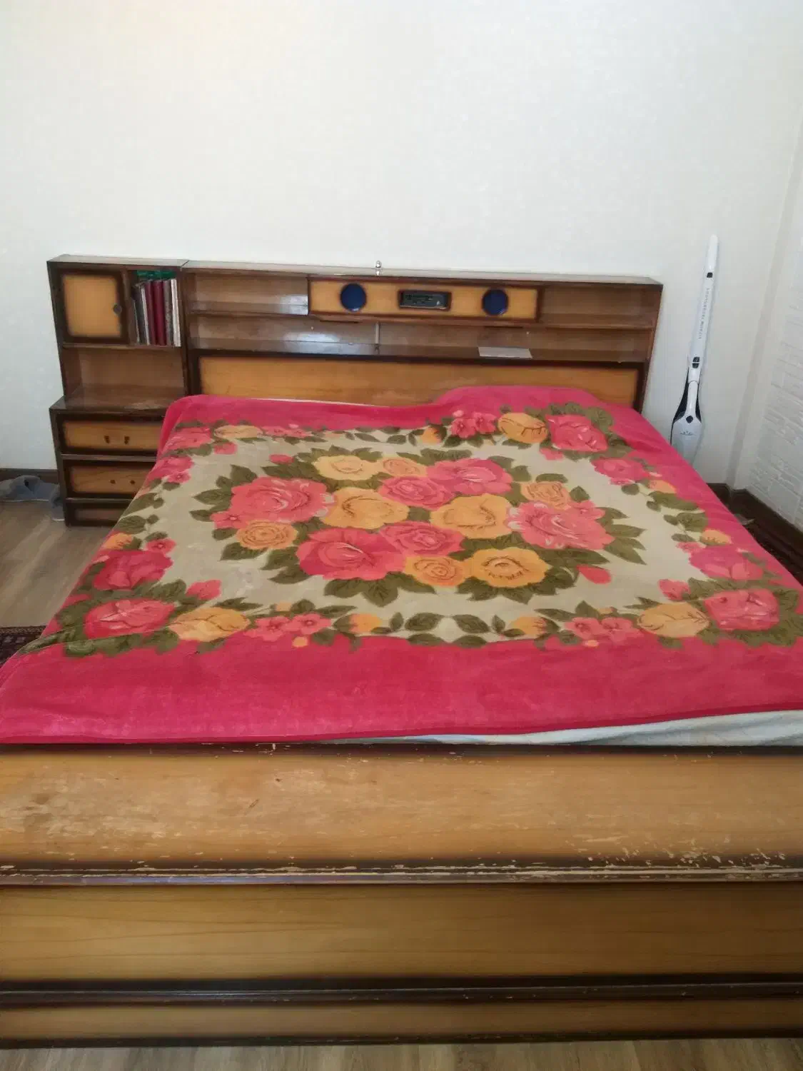 تختخواب دونفره دارای چراغخواب و سیستم صوتی|تخت و سرویس خواب|شیراز, معالی‌آباد|دیوار