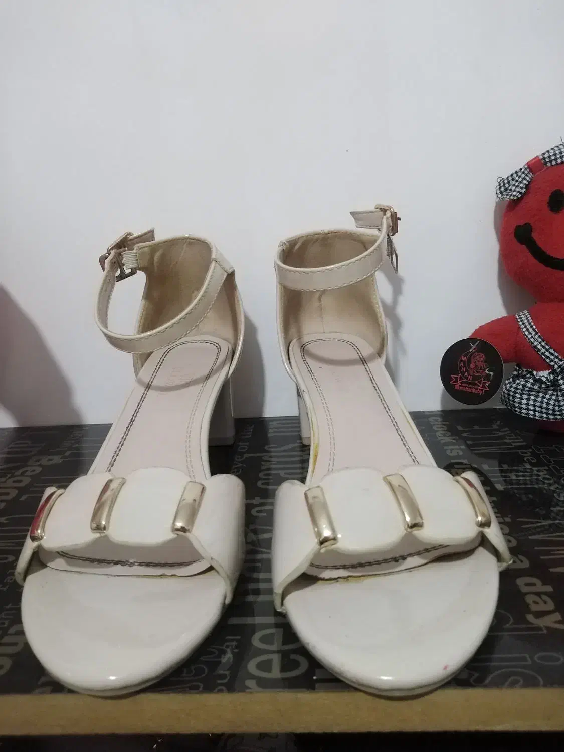 کفش مجلسی|کیف، کفش، کمربند|باسمنج, |دیوار