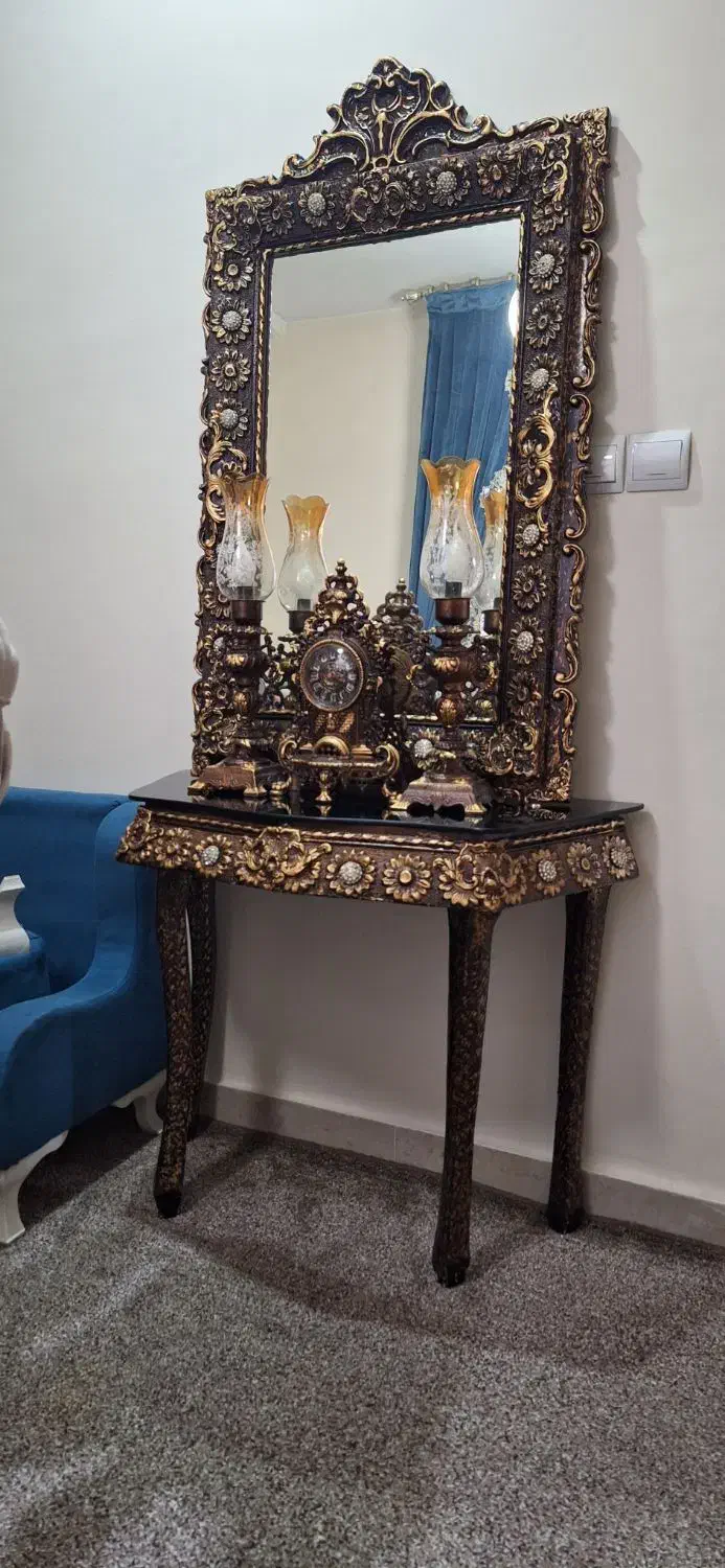 آینه و میز  چوب  ساعت‌و شمعدان برنز|بوفه، ویترین، کنسول|تهران, امام زاده حسن|دیوار