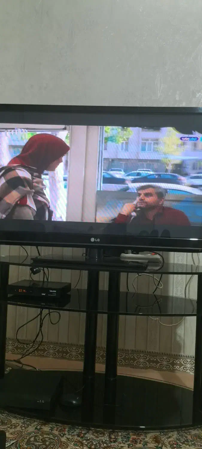 تلویزیون ۴۲ اینج ال جی و میز تلویزیون|تلویزیون و پروژکتور|زنجان, |دیوار