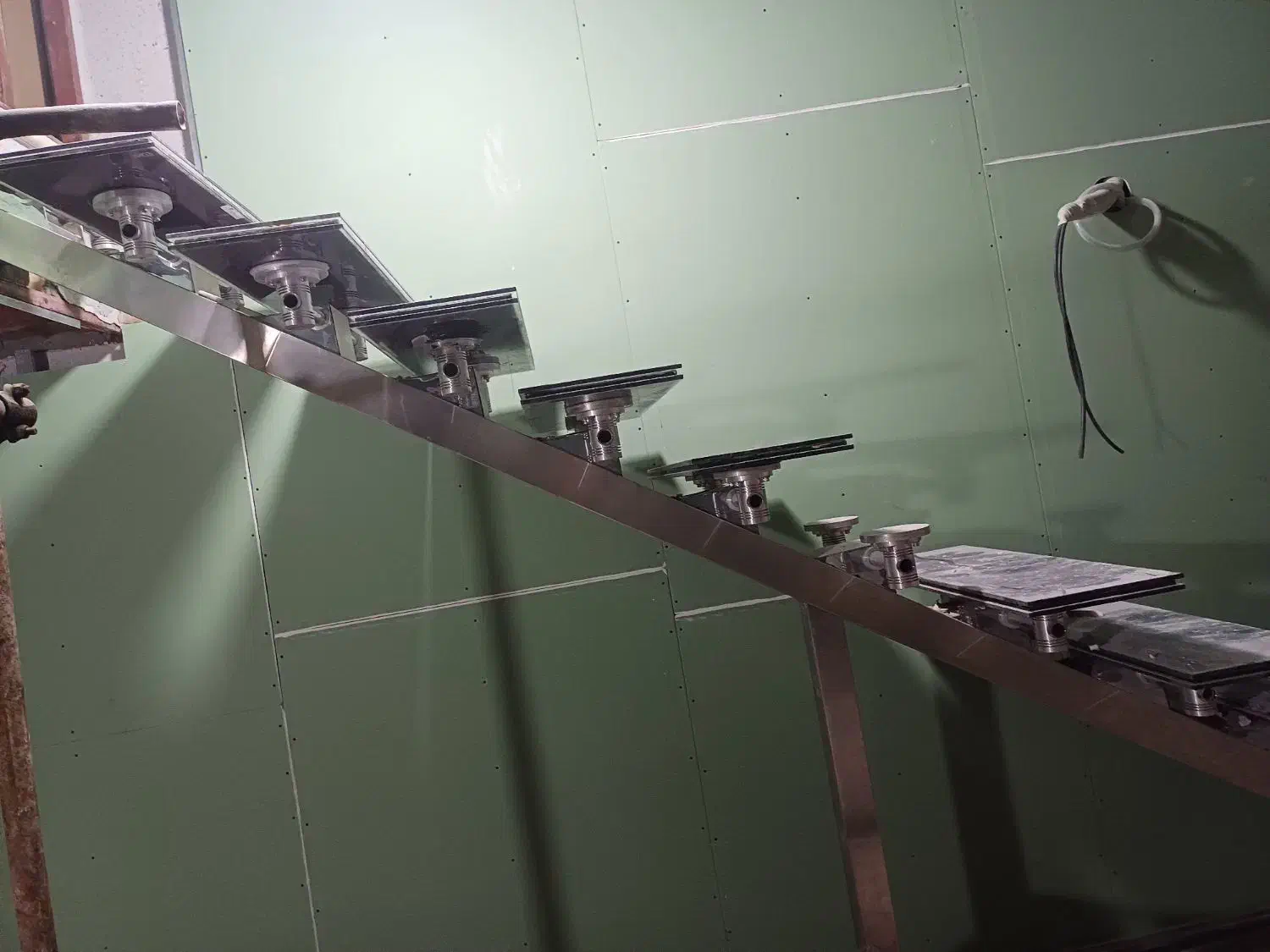 پله آلومینیوم با کف پله شیشه سکوریت ۳ لایه|مصالح و تجهیزات ساختمان|کیش, |دیوار