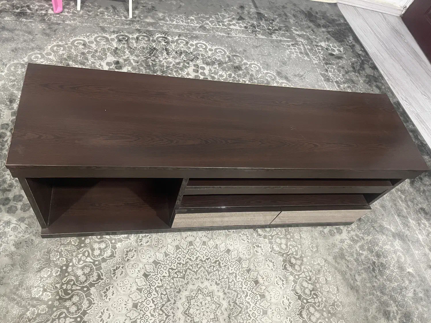 میز تلویزیون چوبی قهوهی دارای دو کشو|میز تلویزیون|رشت, منظریه|دیوار