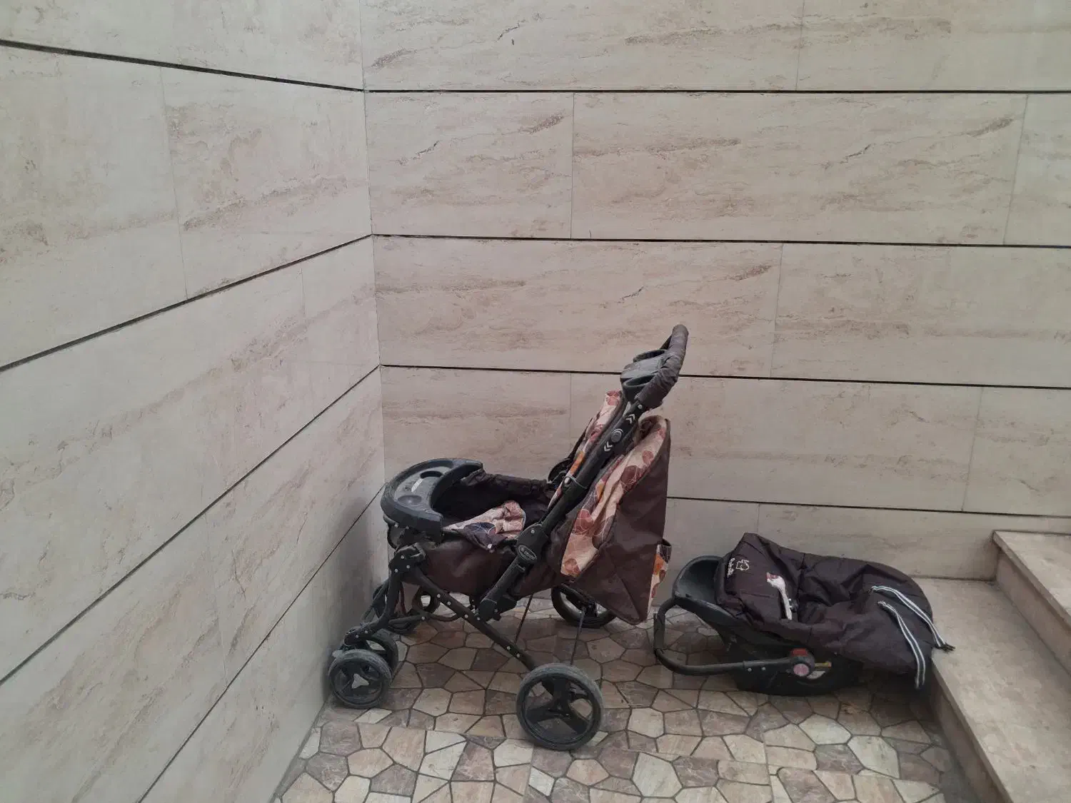 یک عدد کالسکه و کریه و یک ساک دستی در حد نو|اسباب و اثاث بچه|لنجان, |دیوار