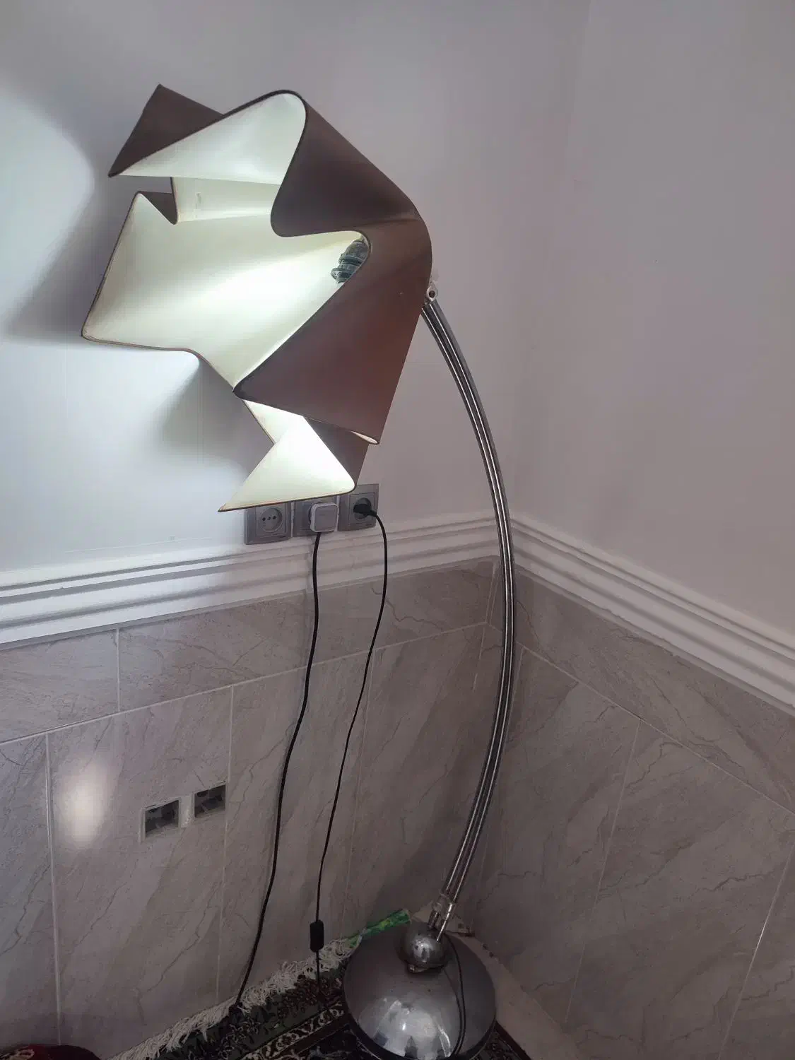 اباژور ایستاده|چراغ خواب و آباژور|بندر گناوه, |دیوار