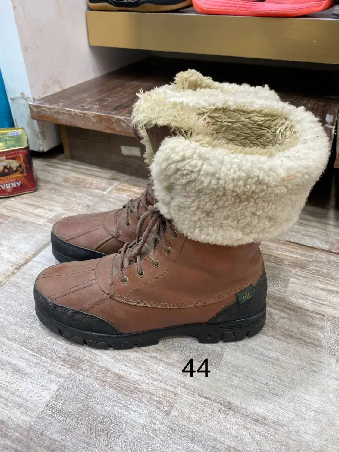 stock orginal|کیف، کفش، کمربند|مشهد, حرم مطهر رضوی|دیوار