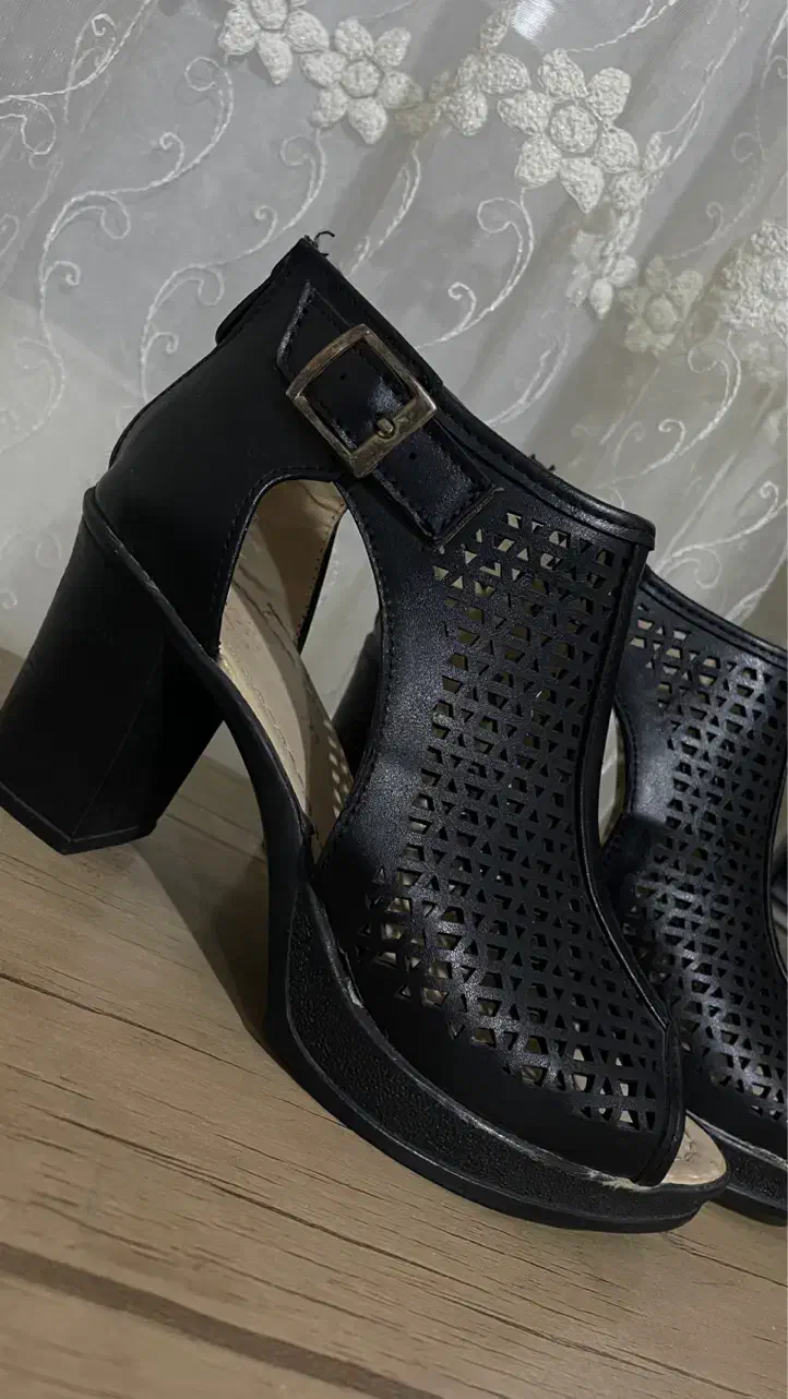 کفش زنانه دخترانه کاملا سالم و نو پاشنه سه سانت|کیف، کفش، کمربند|عجب شیر, |دیوار