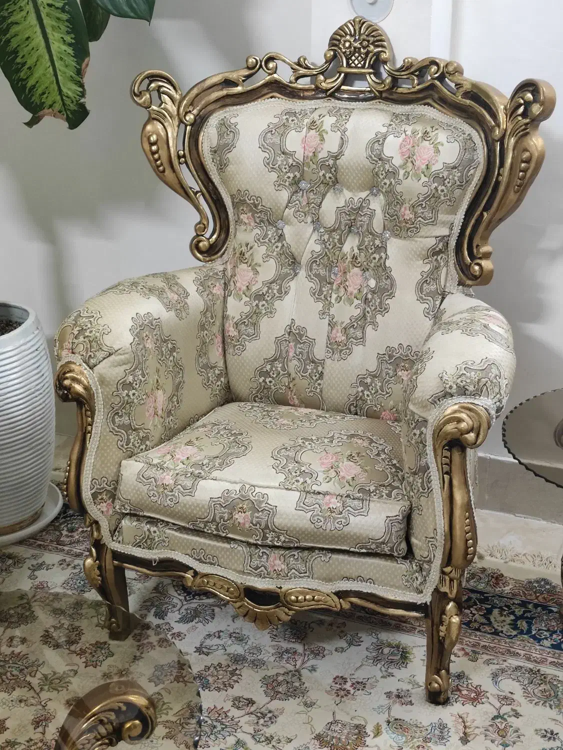 مبل سلطنتی|مبلمان خانگی و میز عسلی|گلبهار, شهر جدید گلبهار|دیوار