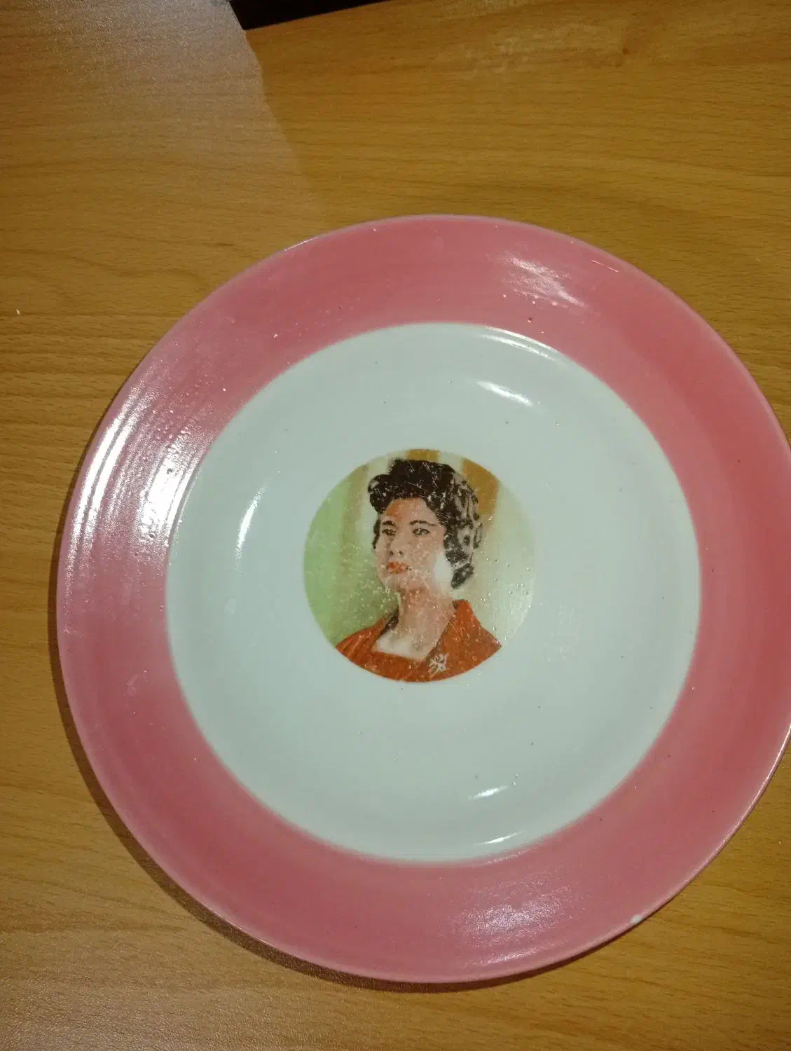 بشقاب دیوار کوب عتیقه کلکسیونی|کلکسیون اشیاء عتیقه|بندر انزلی, باغ زمانی|دیوار