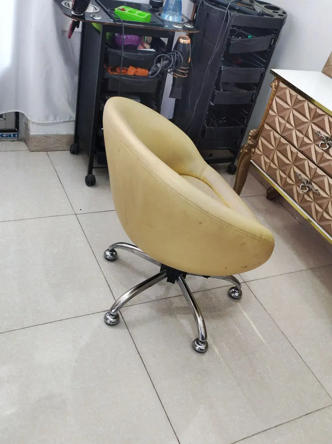 تجهیزات آرایشگاهی|آرایشگاه و سالنهای زیبایی|صحنه, |دیوار