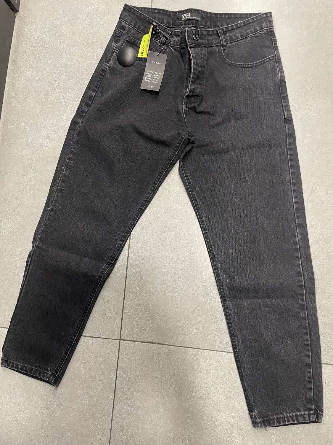 جین تک و عمده|لباس|تهران, فلسطین (میدان انقلاب)|دیوار