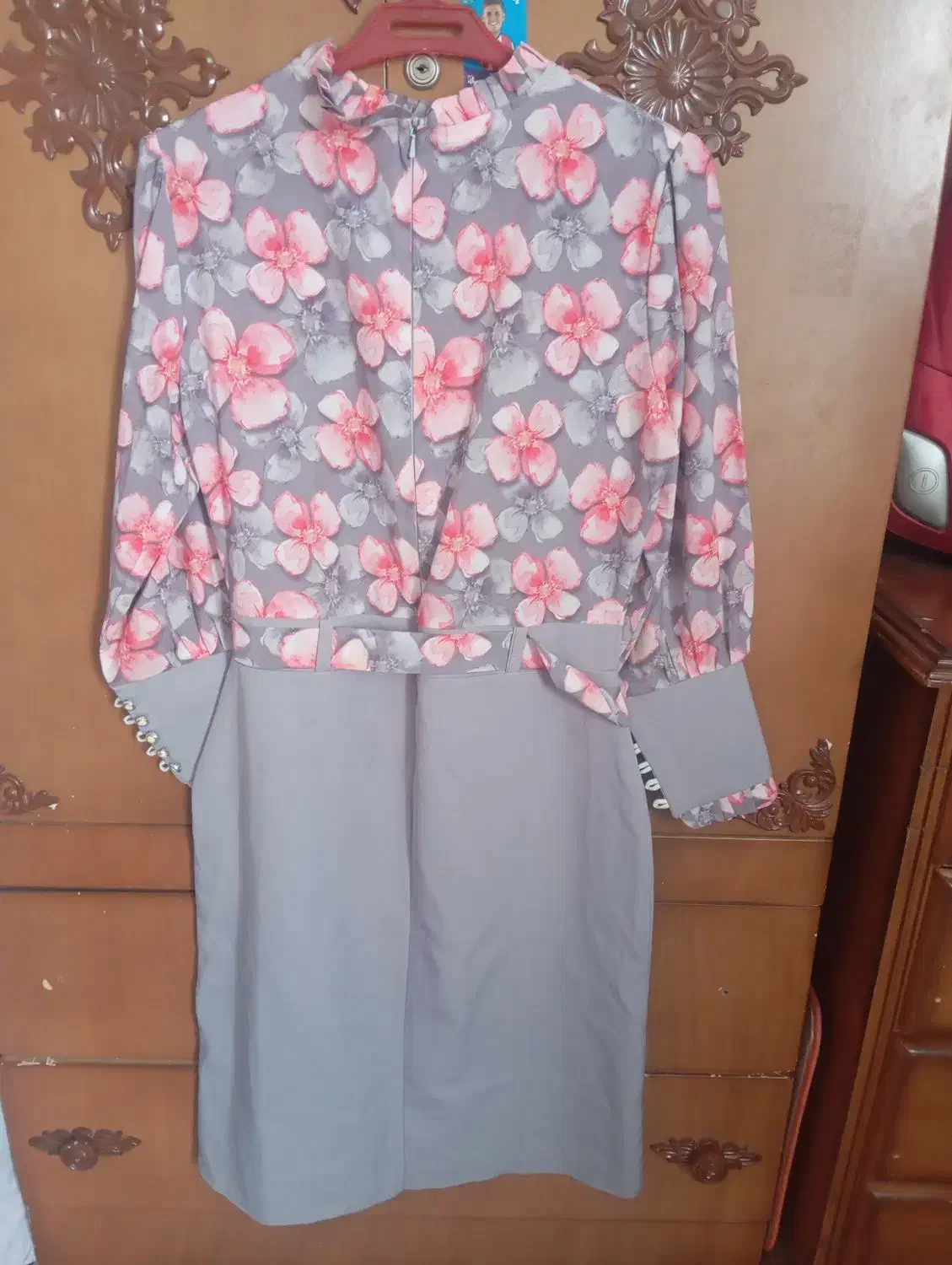 یک سرافون در حد نوع|لباس|اقبالیه, |دیوار