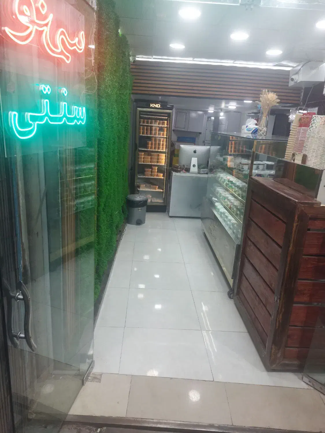 استخدام فروشنده حرفه ای در محیط شاد کافه سمنویی ما|استخدام بازاریابی و فروش|شیراز, کاراندیش|دیوار