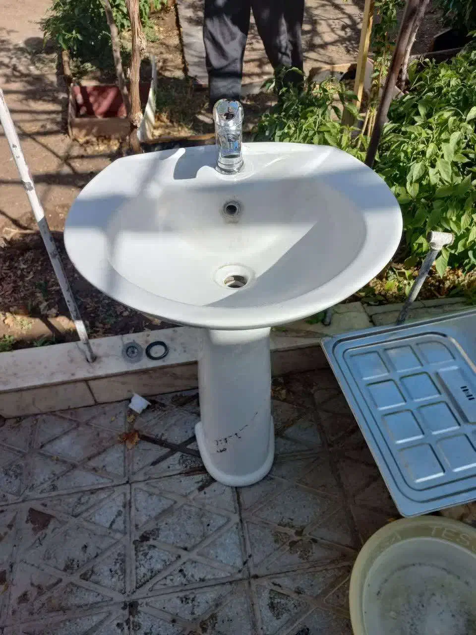 روشویی چینی  و شیر اهرمی نصب شده همراه با آیینه|لوازم سرویس بهداشتی|بیرجند, |دیوار