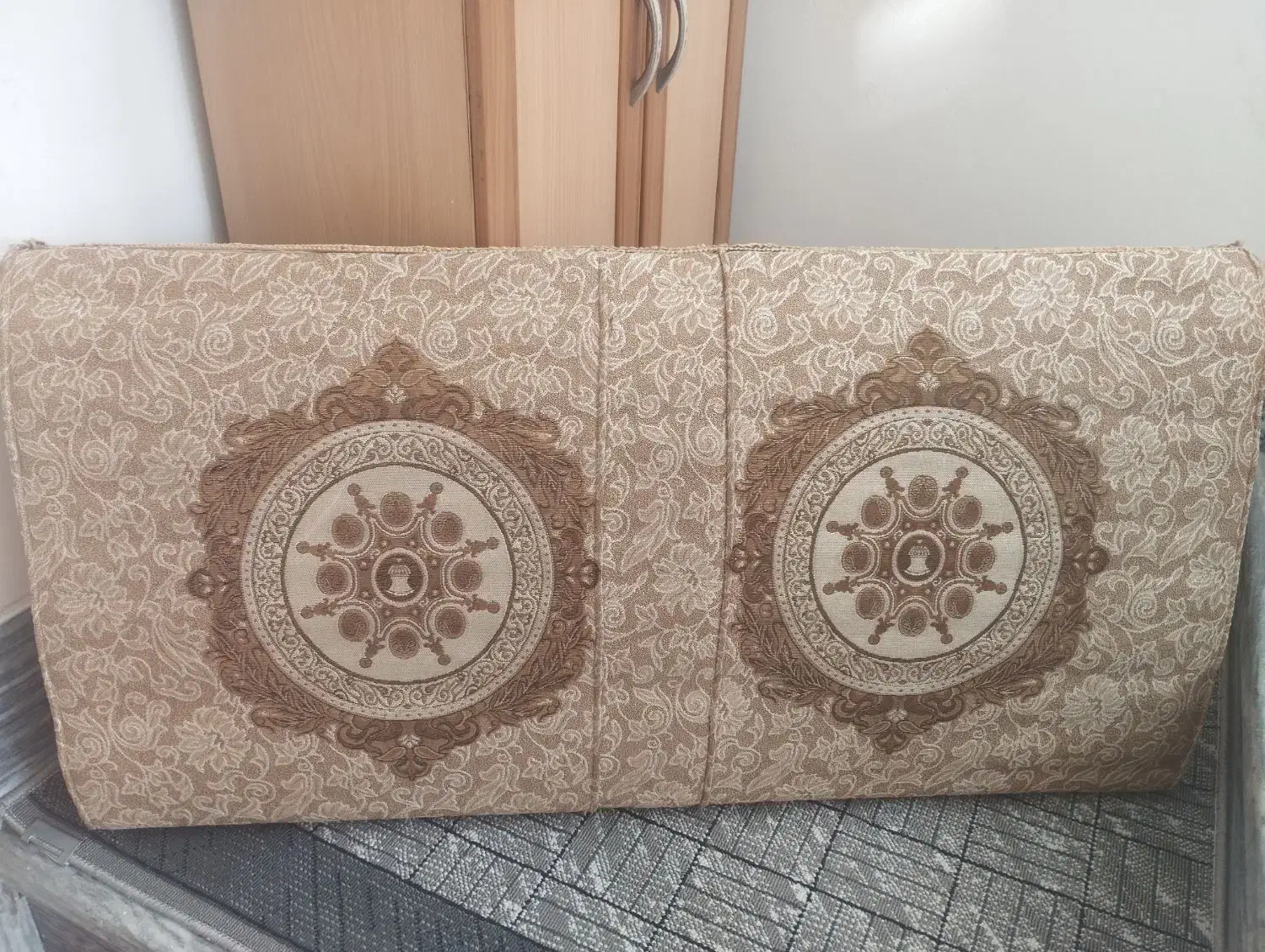 تکی پشتی|پشتی|بروجرد, |دیوار