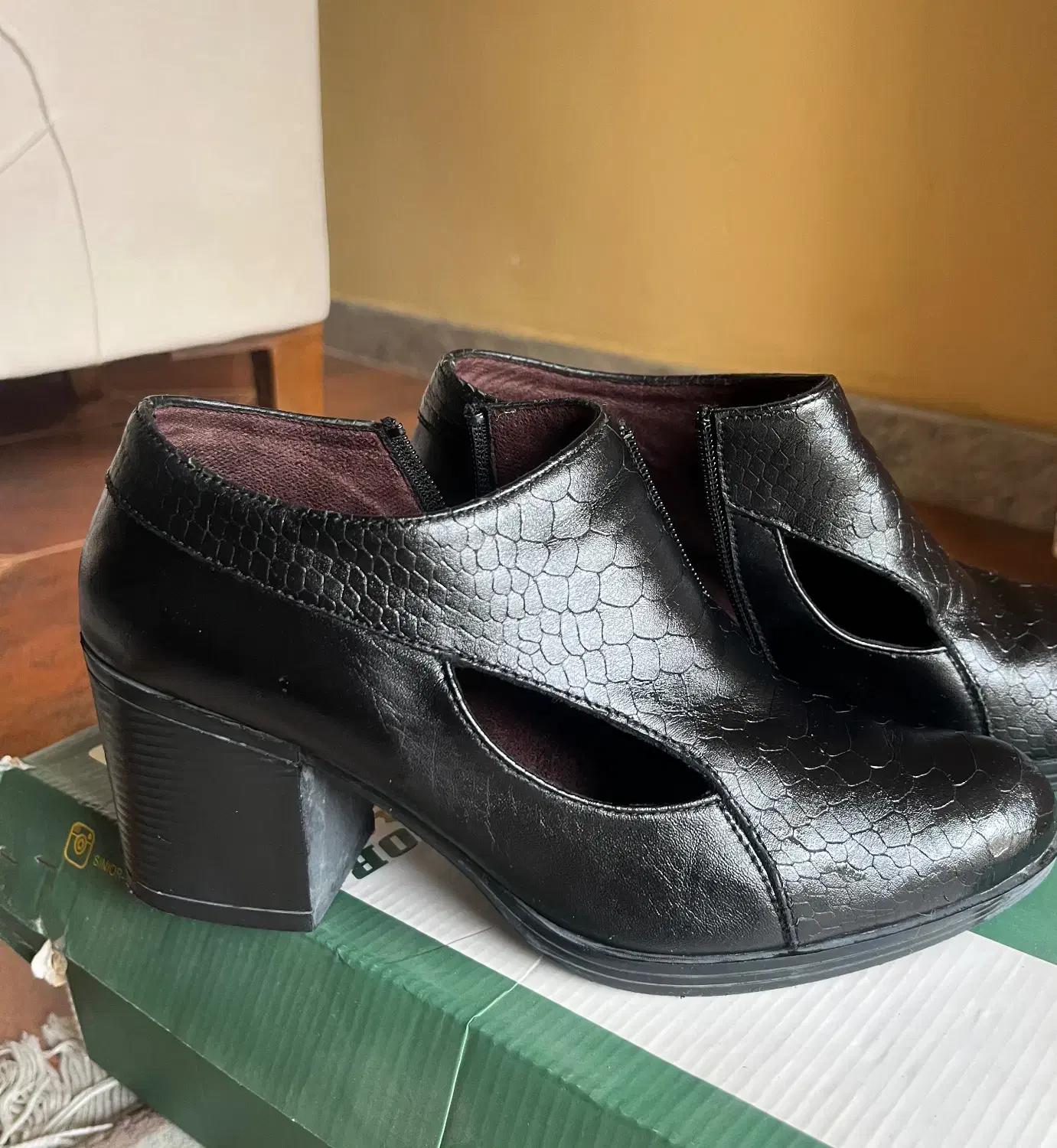 کفش چرم طبیعی|کیف، کفش، کمربند|فومن, |دیوار