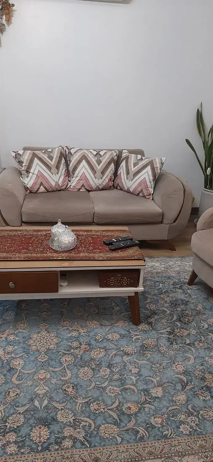 نیم ست مبل اسپرت در حد نو|مبلمان خانگی و میز عسلی|اندیشه, پرنیان|دیوار
