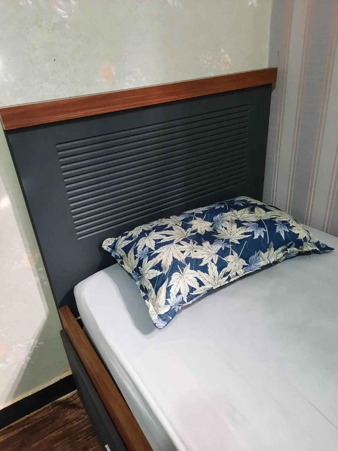 تختخواب یک نفره|تخت و سرویس خواب|خرمآباد, |دیوار