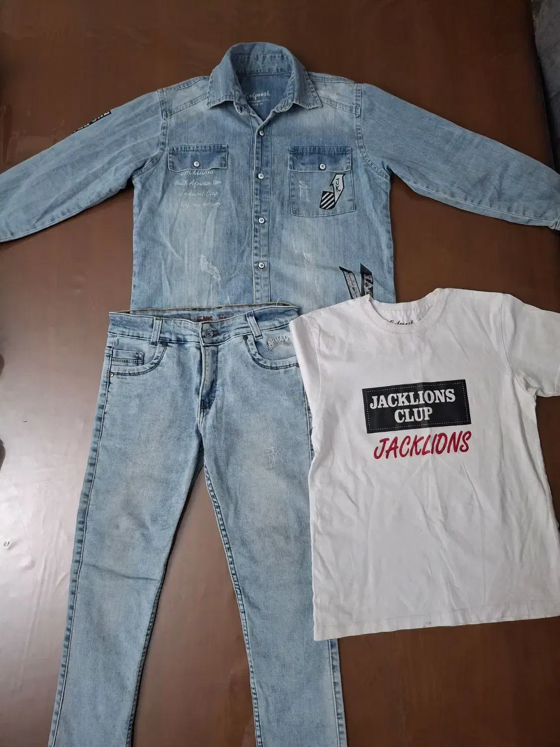 یک عدد شلوار جین با پیراهن جین وتیشرت سفید|کفش و لباس بچه|بندرعباس, |دیوار