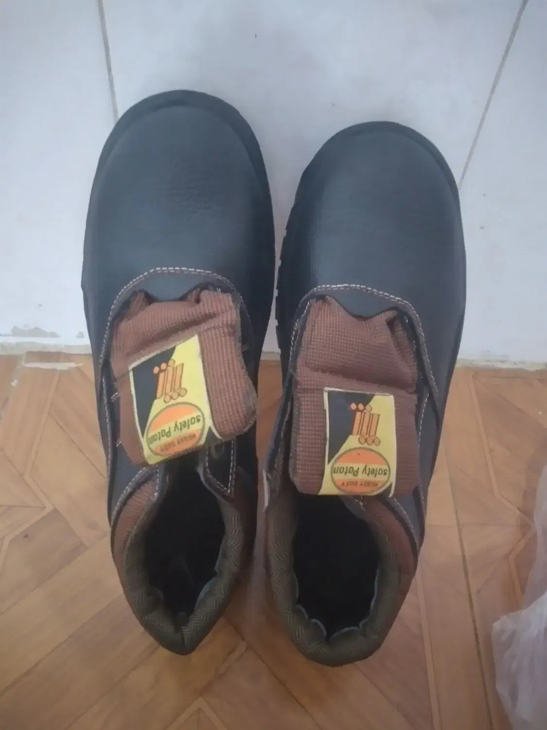 کفش کار|کیف، کفش، کمربند|ساوه, |دیوار