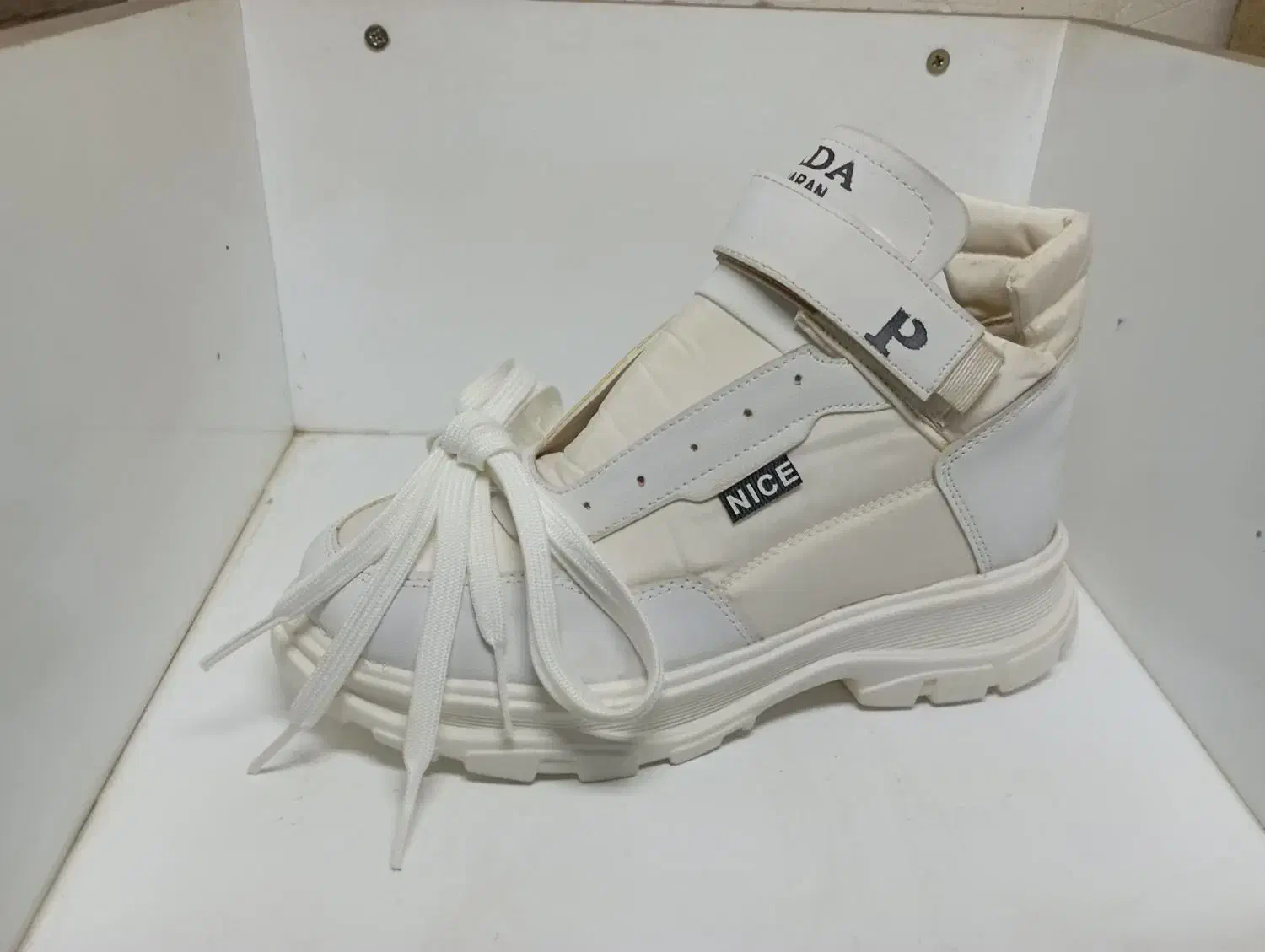 بت زنانه برادران|کیف، کفش، کمربند|قم, دروازه چوبی|دیوار