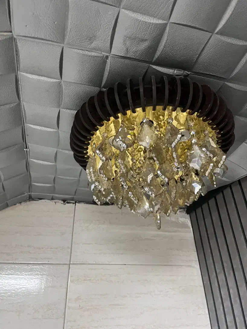 ۲ عدد لوستر  سقفی و ۱ عدد لوستر راه پله|لوستر و چراغ آویز|رشت, چمارسرا|دیوار