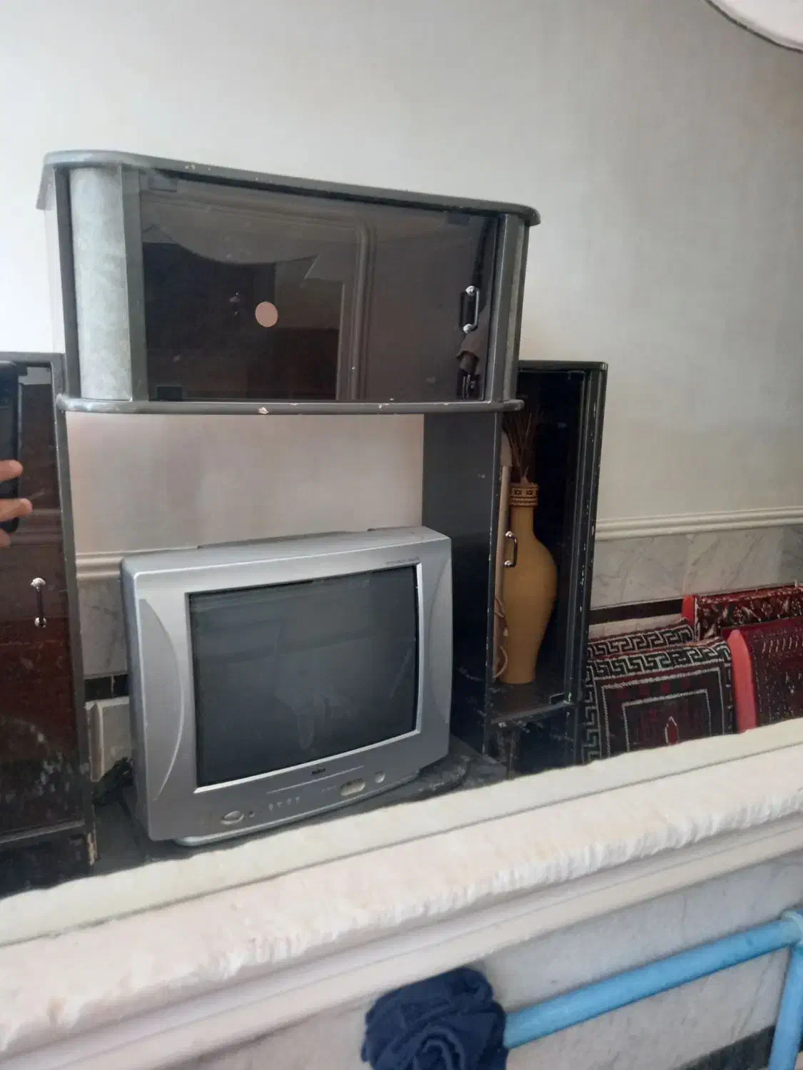 تلوزیون 21 اینچ به همراه میز بزرگ|تلویزیون و پروژکتور|زابل, |دیوار