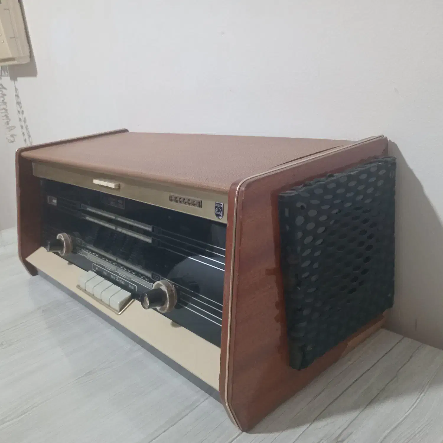 رادیو فلیپس قدیمی|کلکسیون اشیاء عتیقه|گرگان, |دیوار