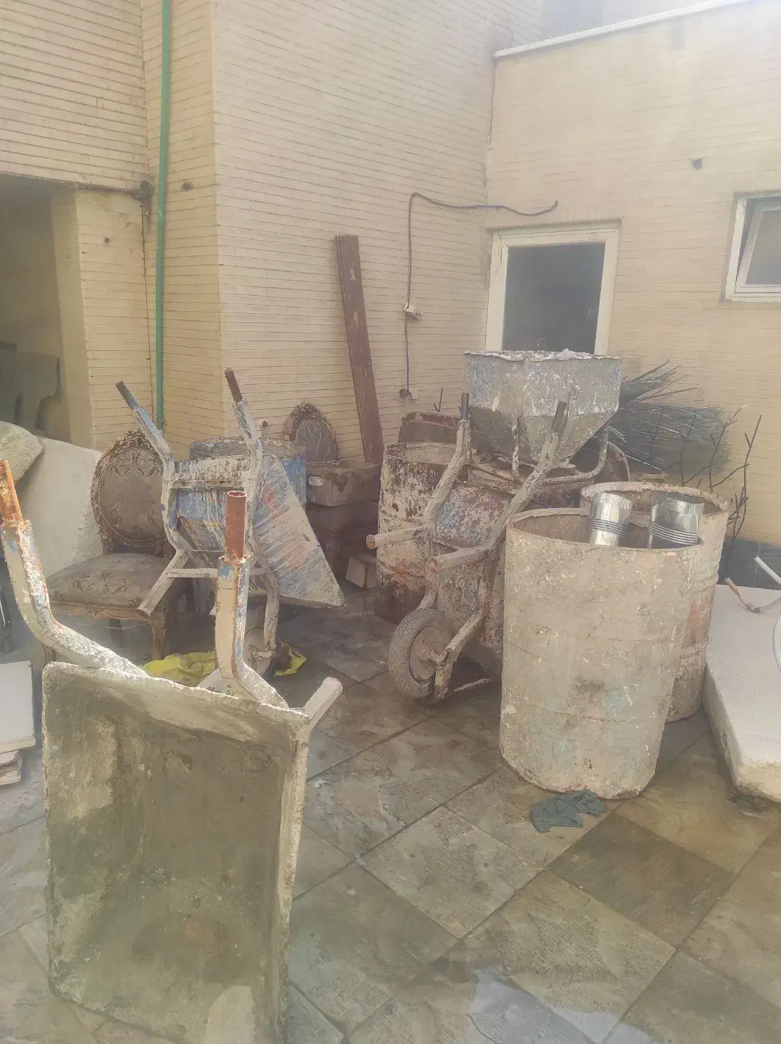 تعدادی بشکه و فرغون|مصالح و تجهیزات ساختمان|اصفهان, نقش جهان|دیوار