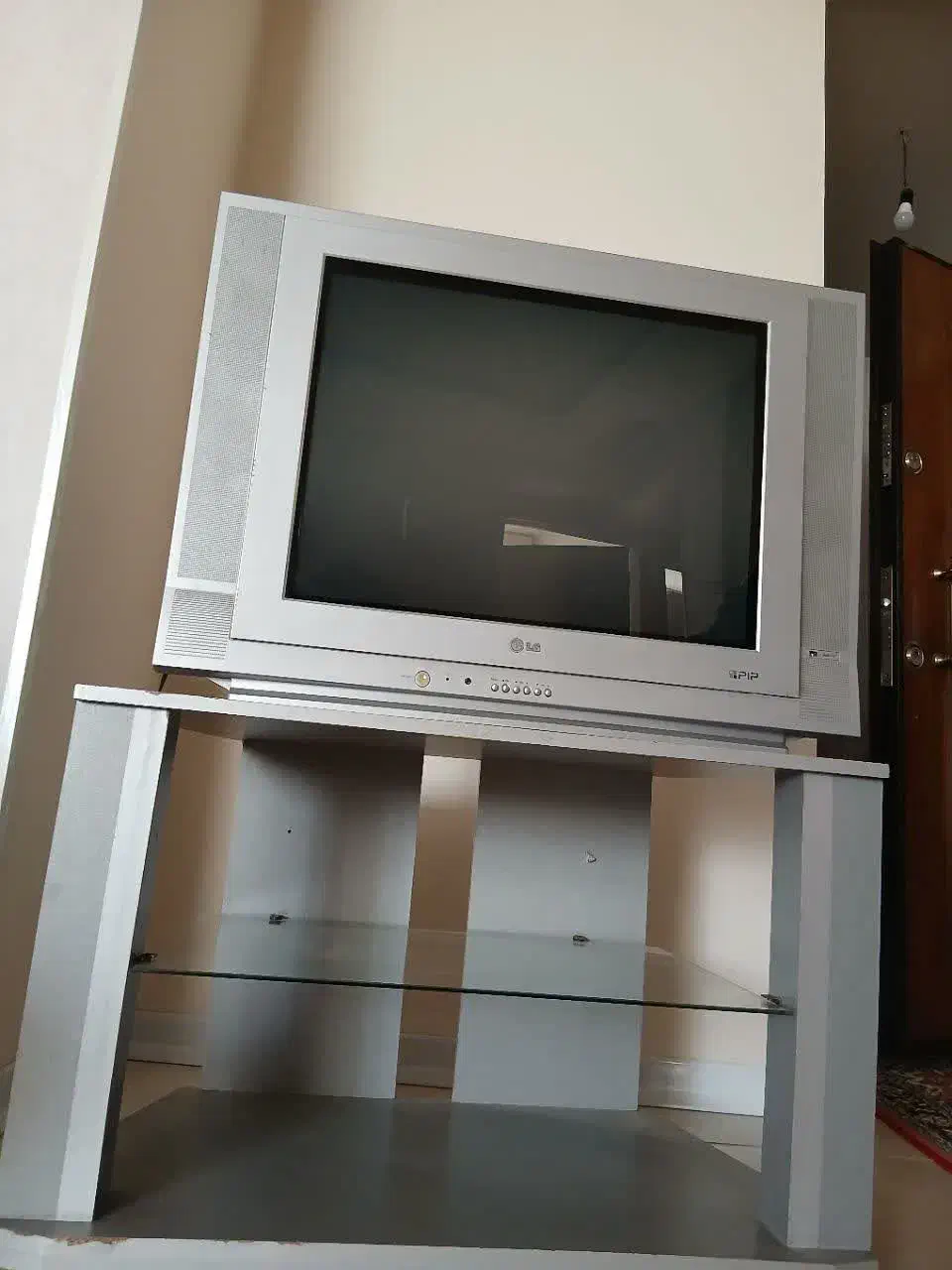 تلویزیون ۲۹ اینچ LG با میز|تلویزیون و پروژکتور|اصفهان, هفتون|دیوار