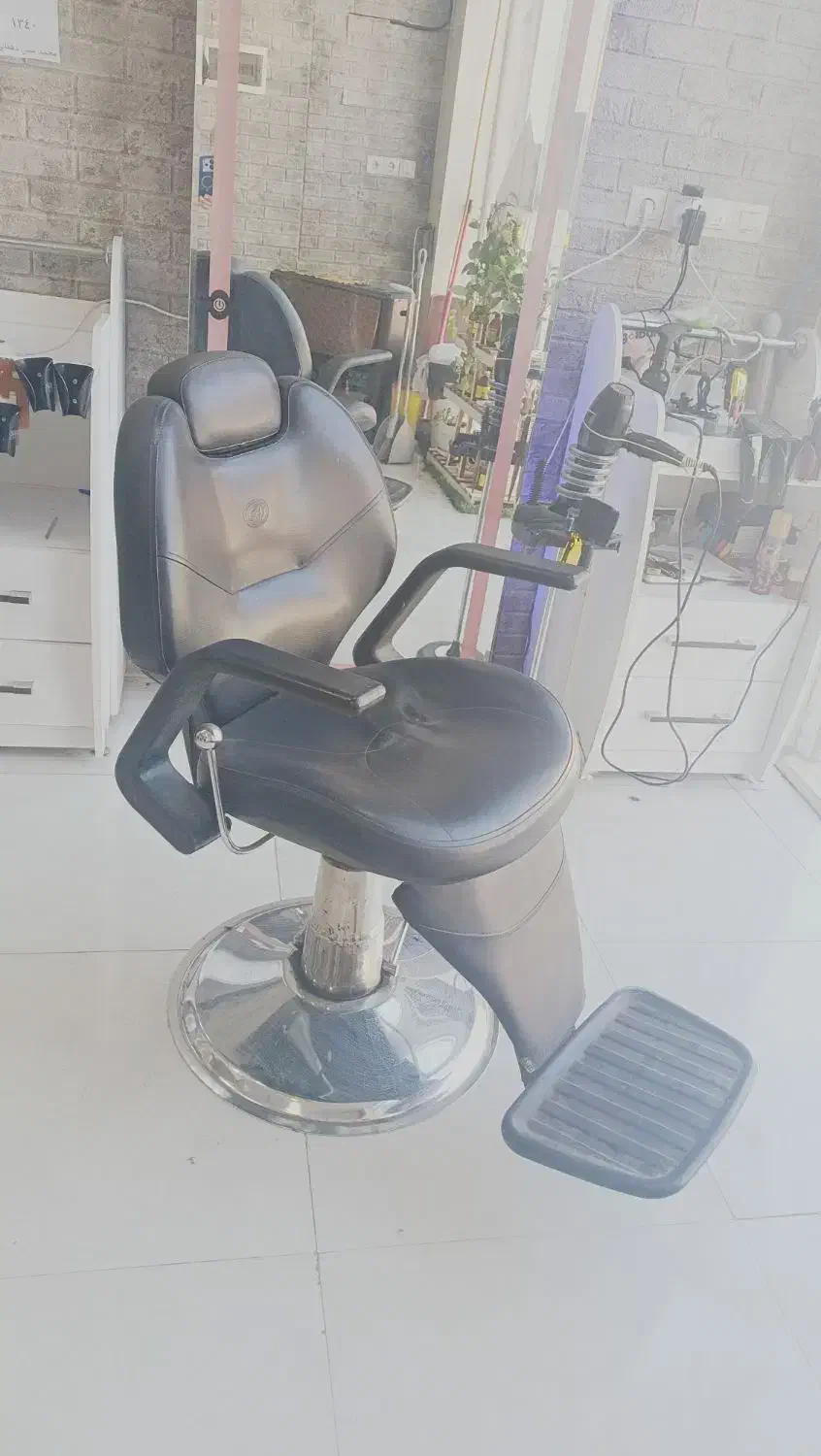 صندلی پدالی آرایشگاه|آرایشگاه و سالن‌های زیبایی|زرقان, |دیوار