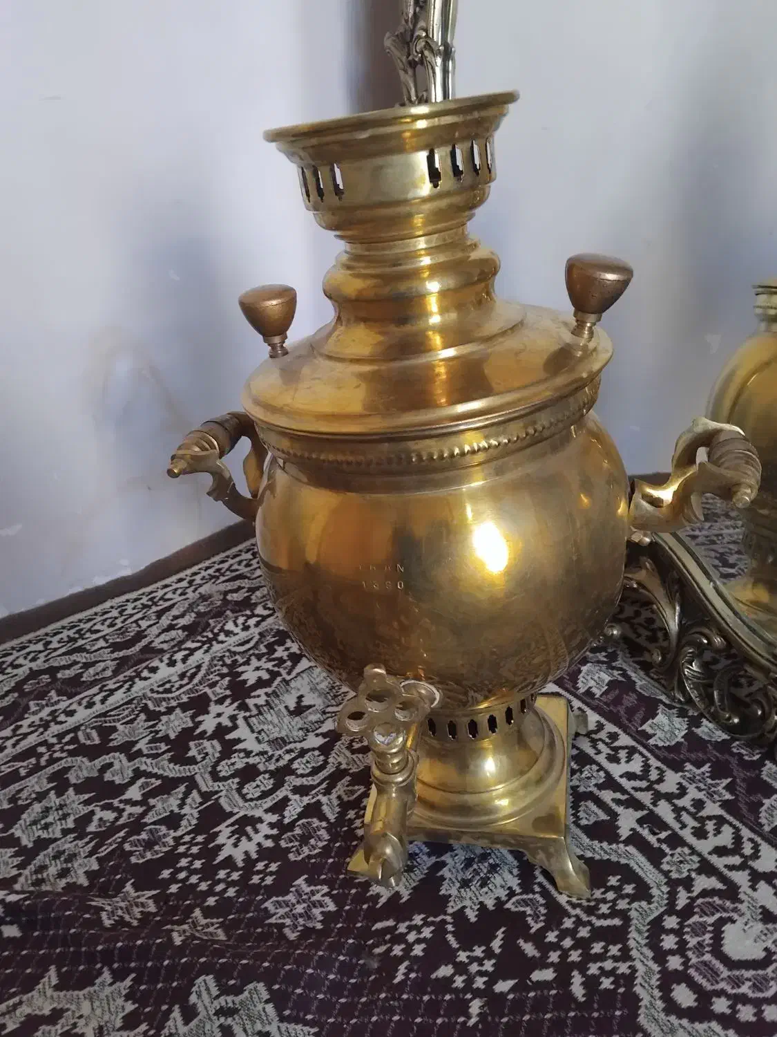 آینه قدیمی هفت تیکه برنجی وسماورذغالی برنجی|آینه|مشهد, هفت تیر (نه دره)|دیوار